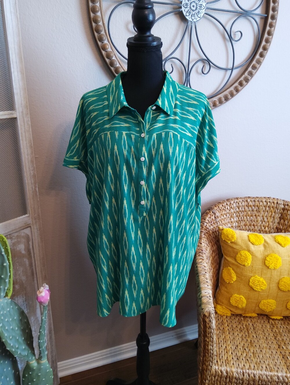 Investments Green Patterned Short Sleeve Button Pullover